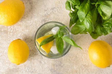 Arka planda fesleğenli bir bardak limonata