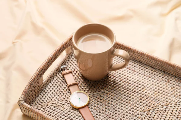 Bandeja Com Xícara Café Relógio Pulso Cama — Fotografia de Stock