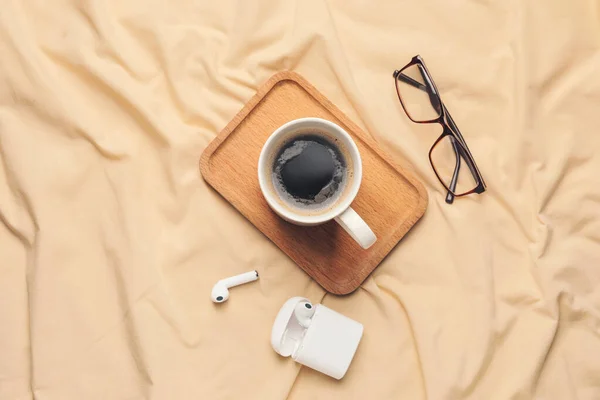 Egy Csésze Kávé Szemüveggel Fülhallgatóval Ágyon — Stock Fotó