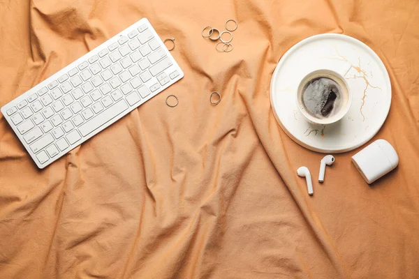 Composition Avec Tasse Café Accessoires Féminins Écouteurs Sur Lit — Photo