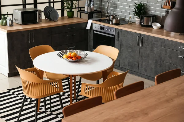 Interior Elegante Cocina Moderna Con Mesa Comedor —  Fotos de Stock