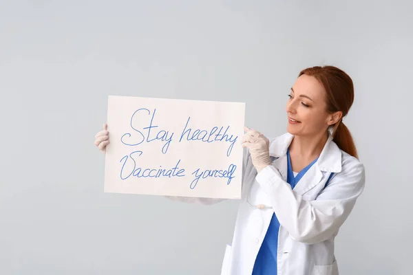 ドクター ホールディング ポスターでテキスト Stay Healy Vacinateあなた自身を灰色の背景に — ストック写真
