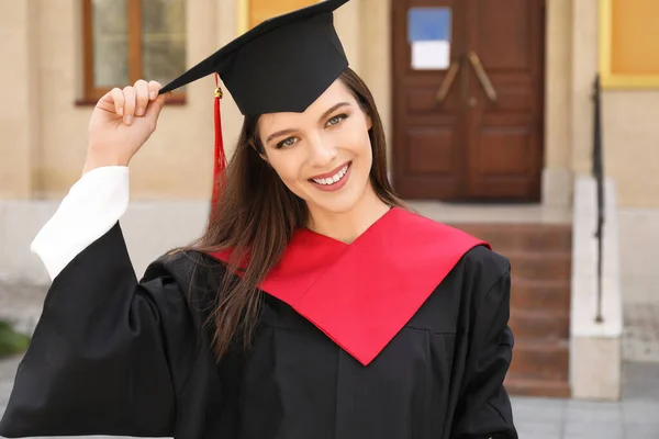 Estudante Feminina Roupão Solteiro Seu Dia Formatura — Fotografia de Stock