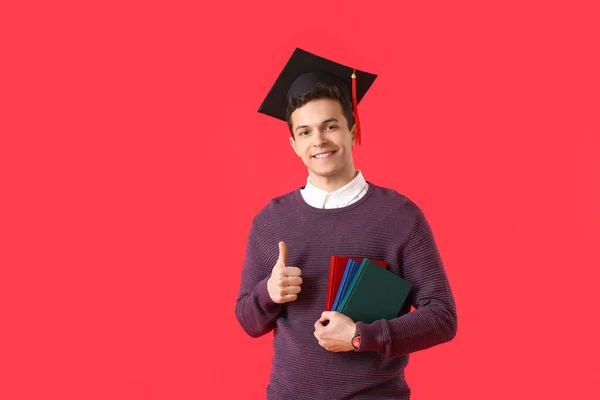 Άντρας Απόφοιτος Φοιτητής Δείχνει Αντίχειρα Στο Φόντο Χρώμα — Φωτογραφία Αρχείου