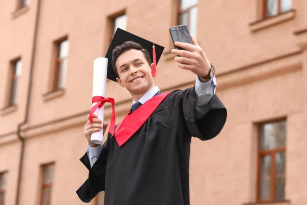 Man Examen Student Tar Selfie Utomhus — Stockfoto