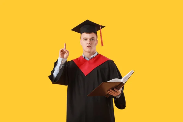 Mężczyzna Absolwent Student Podniesionym Palcem Wskazującym Tle Koloru — Zdjęcie stockowe