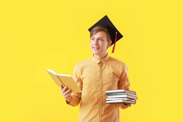 Studente Laureato Maschio Con Libri Sfondo Colori — Foto Stock