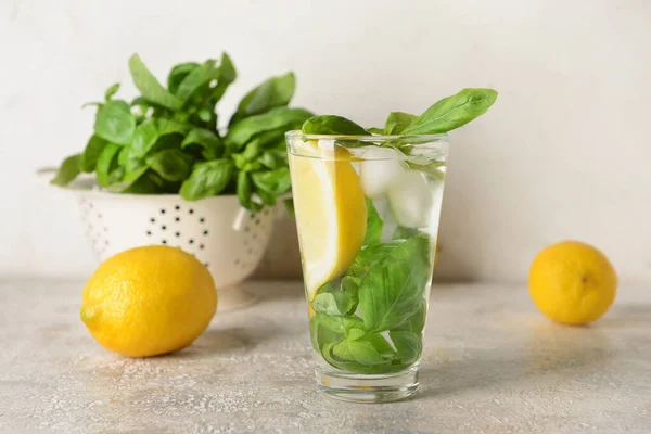 Copo Limonada Com Manjericão Sobre Fundo Claro — Fotografia de Stock