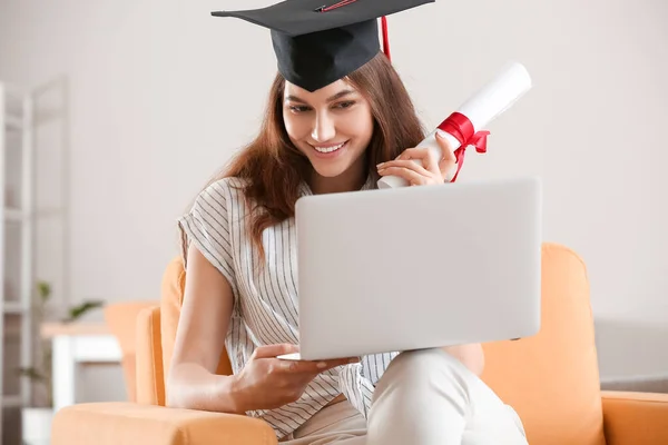 Felice Studentessa Nel Suo Giorno Laurea Casa Concetto Studiare Online — Foto Stock