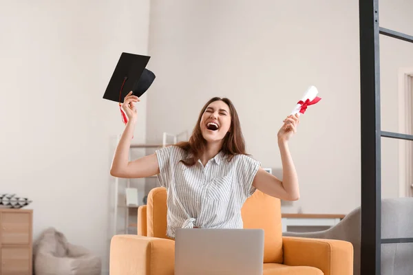 Šťastná Studentka Den Promoce Doma Koncepce Studia Online — Stock fotografie