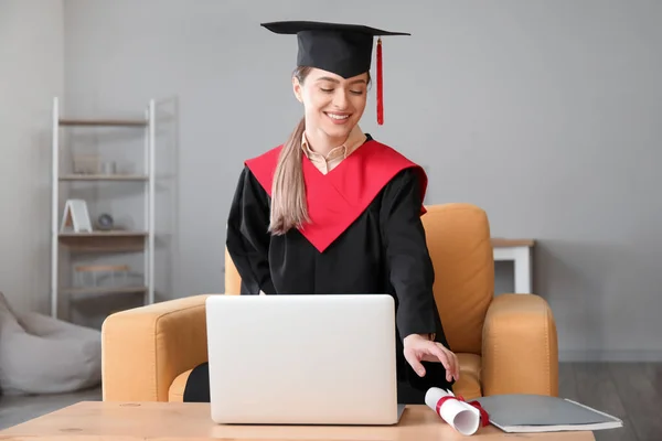 Glad Kvinnlig Student Sin Examensdag Hemma Begreppet Studier Nätet — Stockfoto