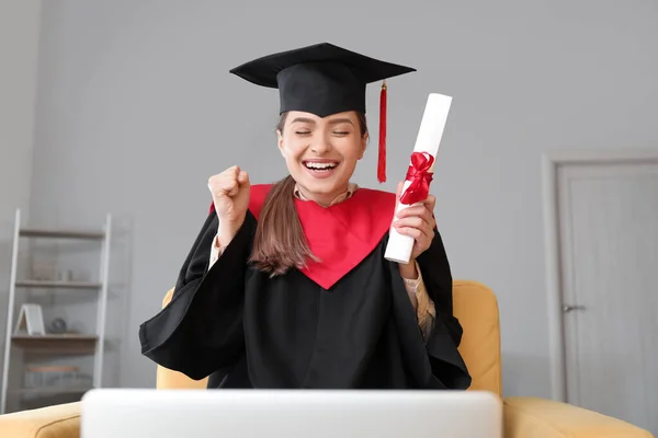 Glad Kvinnlig Student Sin Examensdag Hemma Begreppet Studier Nätet — Stockfoto