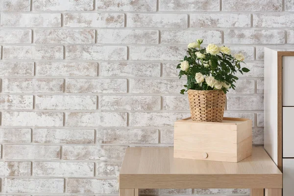 Mooie Witte Rozen Pot Tafel Bij Bakstenen Muur — Stockfoto