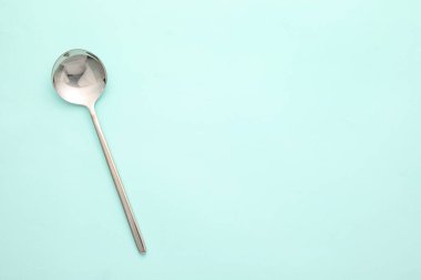 Renk arkaplanında temiz kaşık