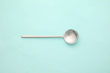 Renk arkaplanında temiz kaşık