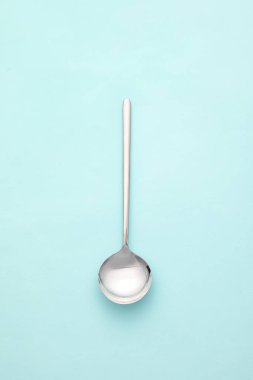 Renk arkaplanında temiz kaşık