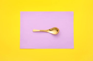 Renk arkaplanında temiz kaşık