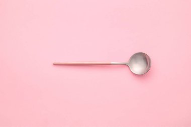 Renk arkaplanında temiz kaşık