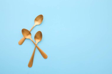 Renk arkaplanında temiz kaşıklar