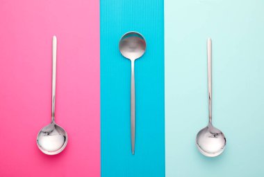 Renk arkaplanında temiz kaşıklar