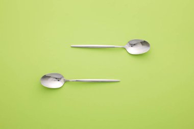 Renk arkaplanında temiz kaşıklar