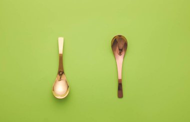 Renk arkaplanında temiz kaşıklar