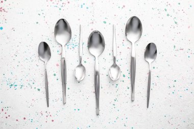 Beyaz arkaplanda temiz kaşıklar