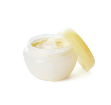 Beyaz arka planda bir kavanoz doğal krema.