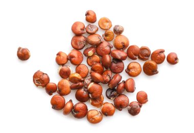 Beyaz arkaplanda sağlıklı kinoa