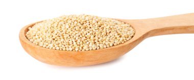 Beyaz arka planda sağlıklı kinoalı kaşık