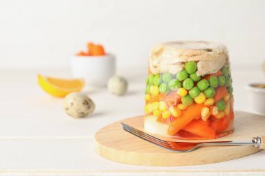 Masada leziz aspic olan tahta.