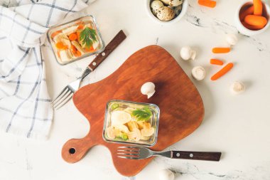 Masada bir kase lezzetli jöle var.