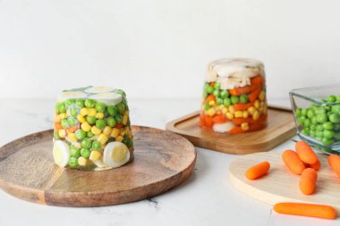 Beyaz arka planda lezzetli aspic