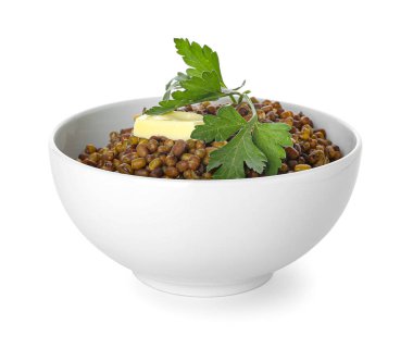 Beyaz arka planda bir kase lezzetli pişmiş mercimek.