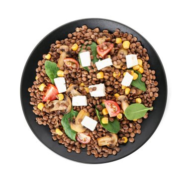 Beyaz arka planda lezzetli pişmiş mercimek, sebze ve peynir tabağı.