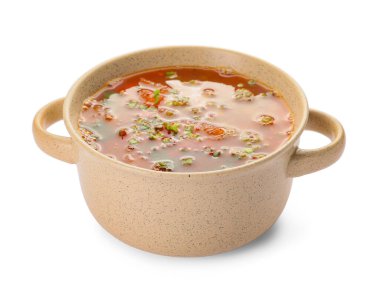 Beyaz arka planda lezzetli mercimek çorbası.