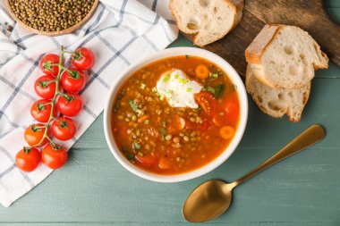 Masada bir kase lezzetli mercimek çorbası