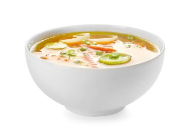 Beyaz arka planda bir kase lezzetli mercimek çorbası.