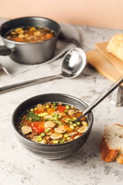 Masada bir kase lezzetli mercimek çorbası