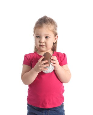 Beyaz arka planda çikolatalı Paskalya yumurtası olan tatlı küçük bir kız.