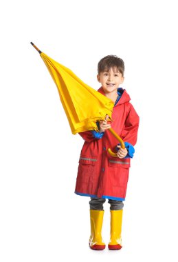 Beyaz arka planda şemsiyesi olan şirin bir çocuk.