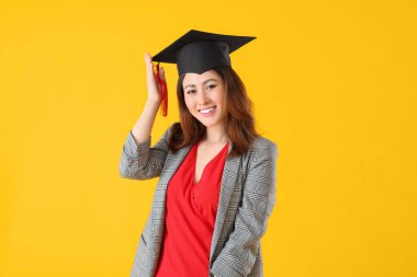 Renkli arka planda mezun bayan öğrenci