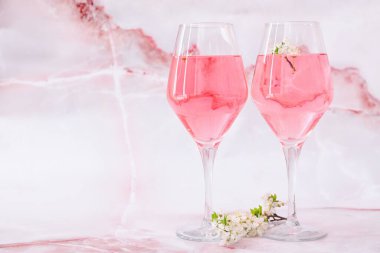 Lezzetli kadehler ve renkli arka planda açan dallar.