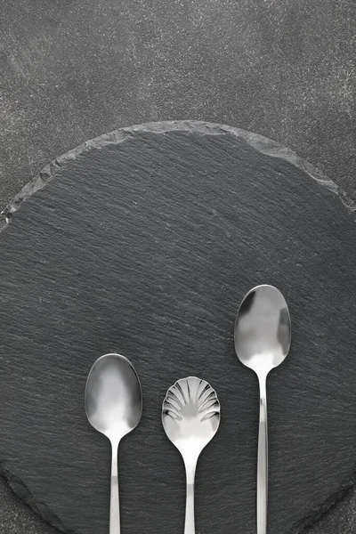 Clean Spoons Slate Plate Dark Background — Stock Photo, Image