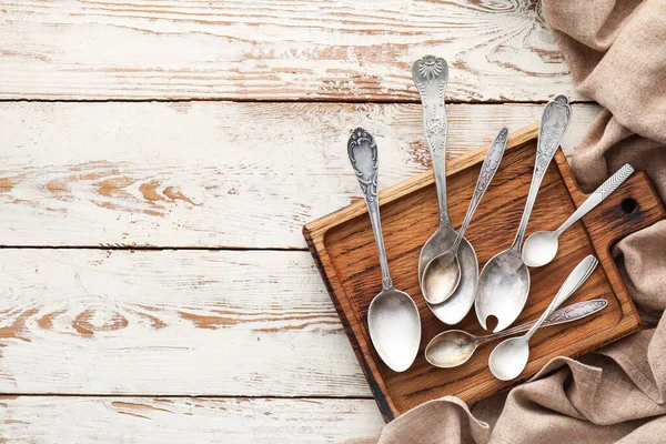 Clean Spoons Board White Wooden Background — Stock Photo, Image