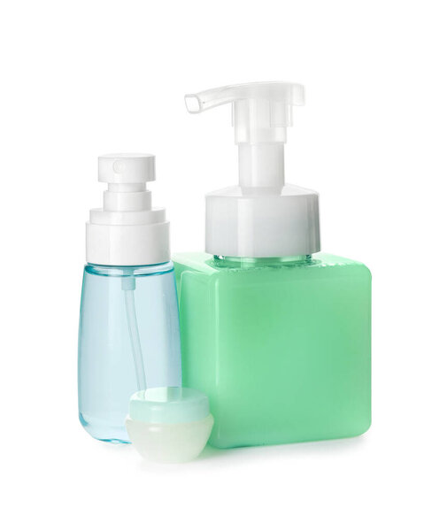 Природные косметические средства на белом фоне