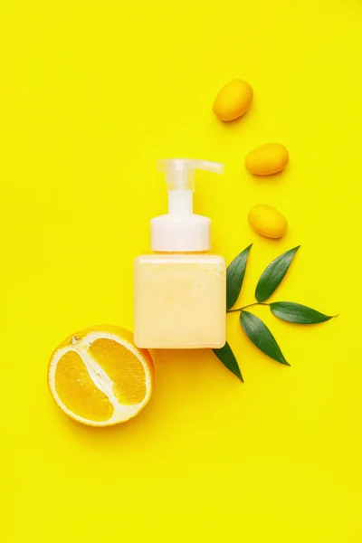 Bottle Natural Cosmetics Citrus Fruits Color Background — Stock Photo, Image