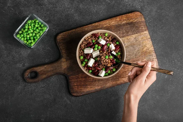 Vrouw Die Lekkere Linzen Eet Met Bonen Kaas Bovenaanzicht — Stockfoto