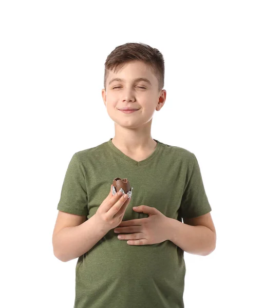 Симпатичный Маленький Мальчик Шоколадным Пасхальным Яйцом Белом Фоне — стоковое фото