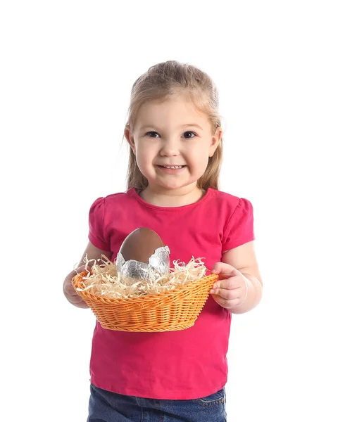 Beyaz Arka Planda Çikolatalı Paskalya Yumurtası Olan Tatlı Küçük Kız — Stok fotoğraf
